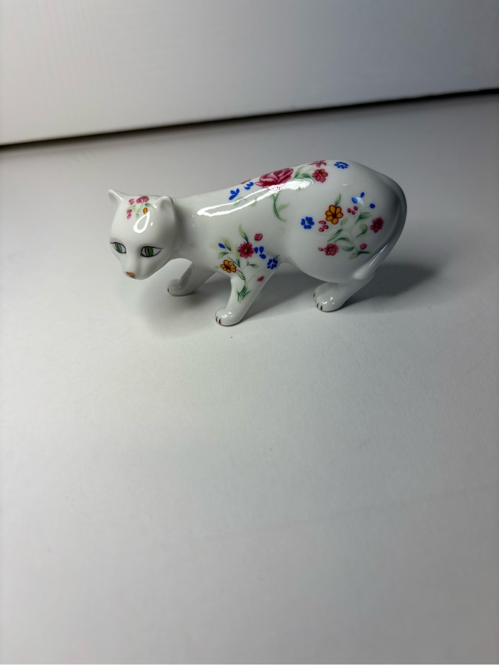 1988 Franklin Mint porcelain figurine from "The Curio Cabinet Cats Collection"